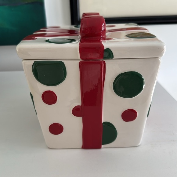 Christmas Present Inspired Ceramic Cookie Jar with Lid - Picture 5 of 7
